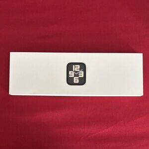 Smartwatch (EMPTY BOX) with Black and White Display SE 40MM. (No Scratches.)